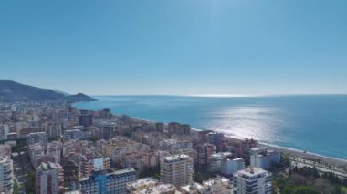 Manzaralı şehir ve deniz mükemmel bir uyum içinde birleşir..