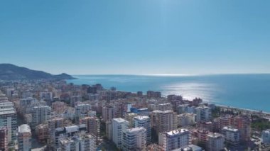 Şehir cazibesi huzurlu Akdeniz sularıyla buluşuyor.