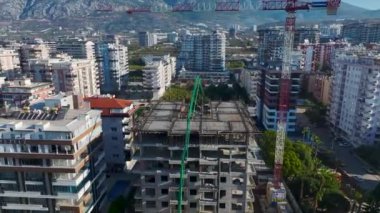 Beton döken aktif inşaat sahası.