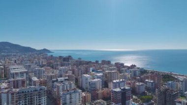 Açık deniz ufkuyla canlı bir şehir manzarası..