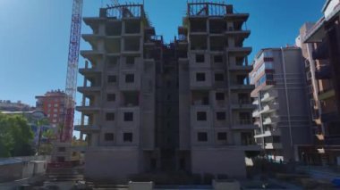 Dikey olarak çekilmiş canlı bir inşaat alanı.