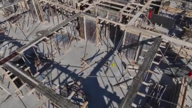 Hareketli bir inşaat sahası..