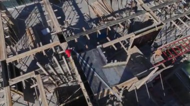 Yukarıdan ele geçirilen hareketli bir inşaat alanı.