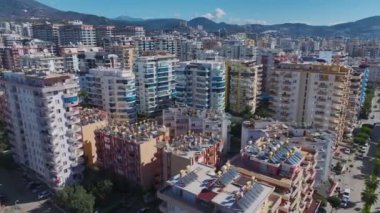 Yukarıdan canlı bir inşaat sahnesi.