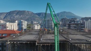 Ağır makineli yoğun bir site.