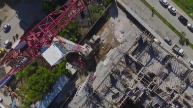 Hareketli bina gelişimi dinamik bir şekilde kaydedildi.