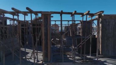 Dikey çekilen dinamik ve yoğun bir site.