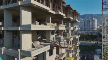 Hareketli bir inşaat projesi.