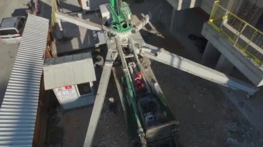 Hareketli ve canlı bir şantiye..