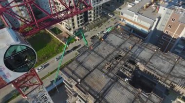 Üretken bir inşaat sahnesi devam ediyor.