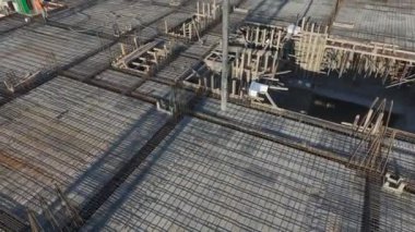 Yukarıdan canlı bir inşaat sahnesi.