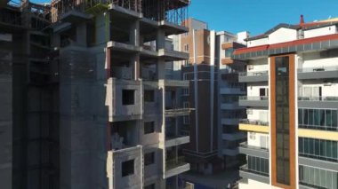 Yukarıdan yoğun bir inşaat alanı.