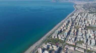 Okyanus cazibesiyle sakin bir şehir manzarası.