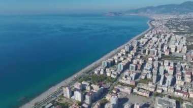 Sakin denizin yanında güzel bir şehir.