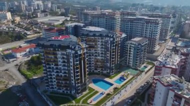 Sahilde çarpıcı bir şehir manzarası.