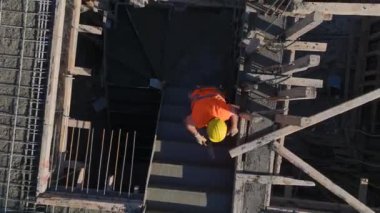 Yoğun ve hareketli yüksek katlı inşaat sahnesi.