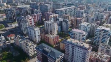 Sakin sahil boyunca canlı bir şehir.