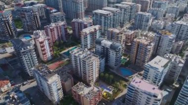 Deniz kenarındaki dinamik şehir.