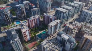 Huzurlu bir sahil şehri manzarası.