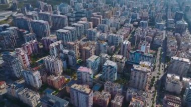 Mavi deniz kıyısında canlı bir şehir.