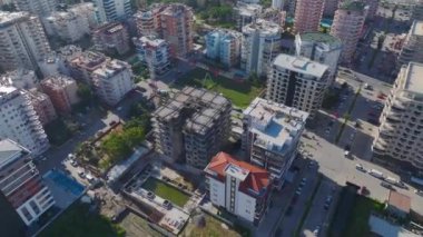 Yukarıdan yakalanan yoğun inşaat alanı.