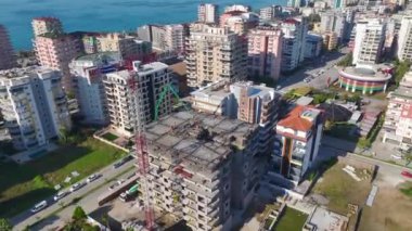 Üst katlara aktif beton dökülüyor.