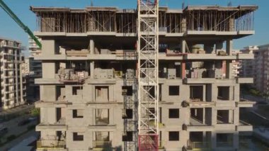 Beton işi olan dinamik bir alan.