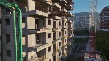 Üst kattaki beton iş başında..
