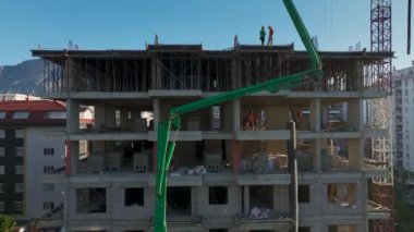 Üst kat inşaatı devam ediyor..