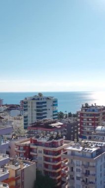 Canlı ve dinamik bir şehir manzarası.