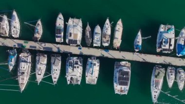 Göz kamaştırıcı görselleri olan sakin bir port..