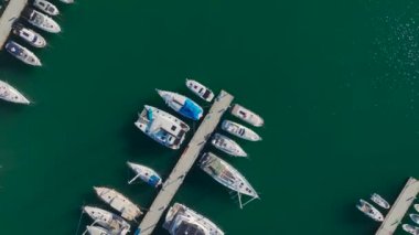 Huzurlu ve huzurlu bir marina manzarası.