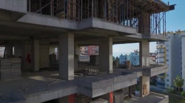 Yoğun bir inşaat alanının havadan görüntüsü.