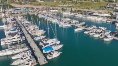 Sakin suları olan güzel bir liman..