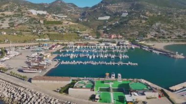 Huzurlu ve lüks bir liman sahnesi.