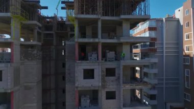 Hareketli bir inşaat sahası..