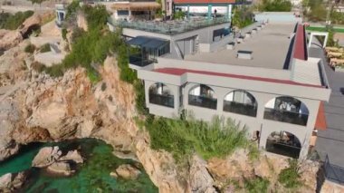 Restoranları ve havuzları olan sahil konforu.