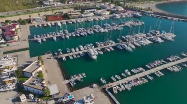 Huzurlu titreşimli pitoresk bir port.