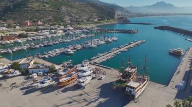 Huzurlu ve canlı bir marina manzarası.