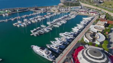 Canlı renkleri olan huzurlu bir marina..