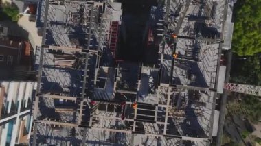 Hareketli ilerlemesi olan yoğun bir inşaat sahası.