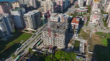 Yüksek binaların canlı inşaatı dinamik bir şekilde yakalandı..
