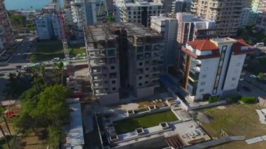 Hava Videosu: Vinçler Kirişleri Kaldırıyor ve İşçiler Yoğun Yükseklikli İnşaat Projesine Beton Döküyor