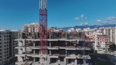 Meşgul çok katlı inşaat projesi devam ediyor.