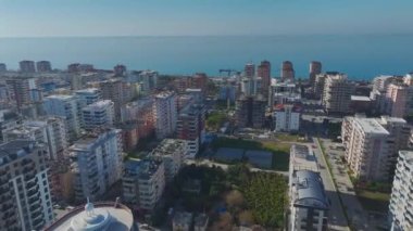 Canlı şehir ve sakin deniz birlikte ele geçirildi..