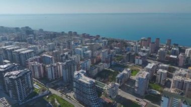 Deniz kenarındaki kentsel cazibenin havadan görünüşü.