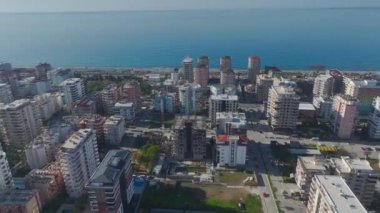 Şehir ve denizin çarpıcı bir hava karışımı..