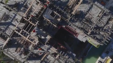 Hava Videosu: İşçiler Yeni Katlara Beton Dökerken İşçi Yüksek Binası 'nda Turnalar Çalışıyor