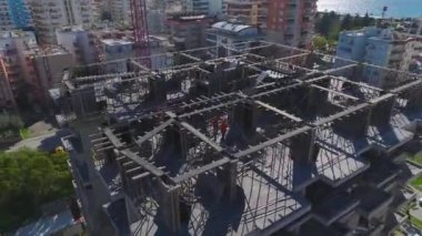 Dikey olarak görünen yoğun bir inşaat alanı.