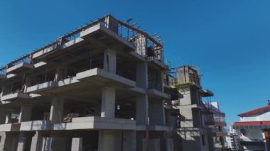 Gökyüzünden yansıyan dinamik yapı.